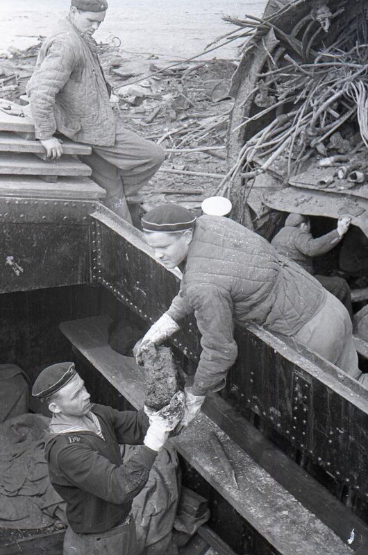 С-11 разоружение погибшей в 1941 г. Изъятие артиллерийских снарядов из артпогреба, 1956г (3)